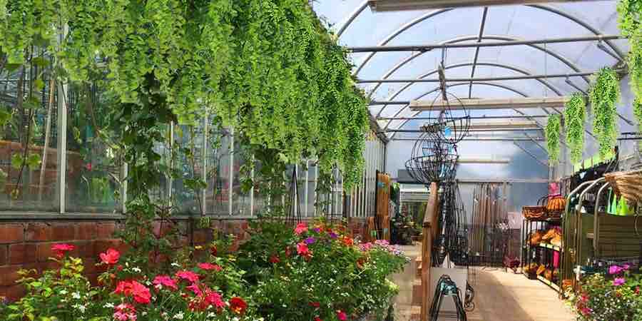 Plantas artificiales a la venta en un garden center, palancas artificiales resistentes al sol, plantas de interior artificiales, planta artificial realista